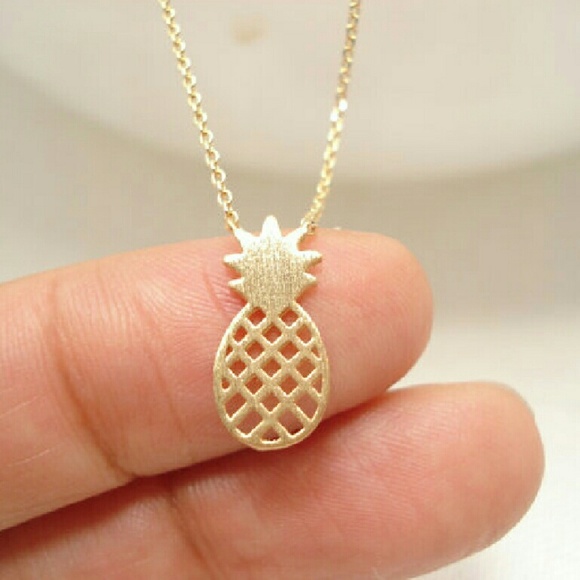 ❤️❤️4 for $20❤️❤️Gold plated pineapple necklace - Picture 2 of 3