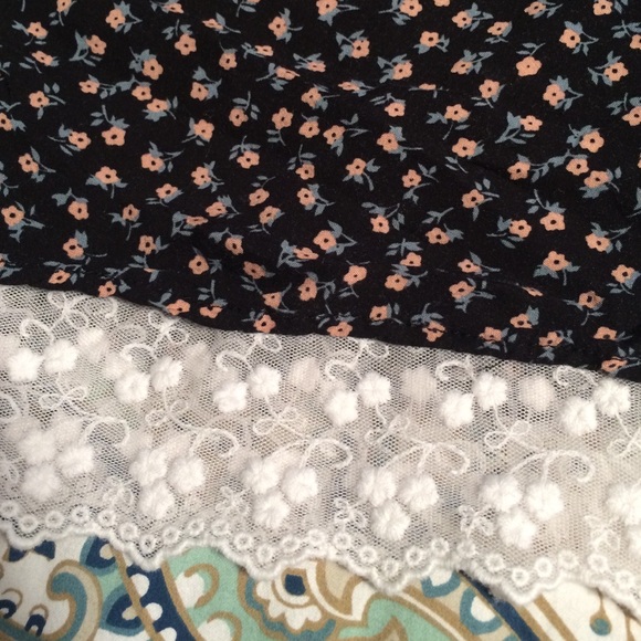 Flowered patterned shorts - Picture 2 of 4