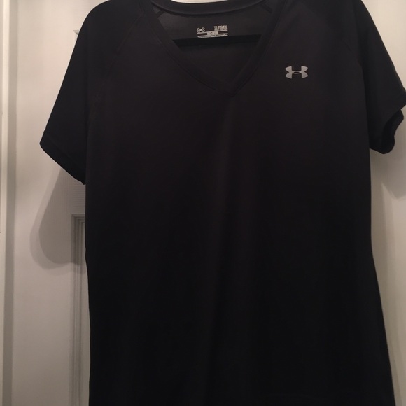 Like new Under Armour black tee shirt.