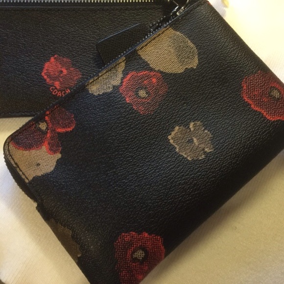 🌷SOLD🌷Coach Wristlet - Picture 2 of 3