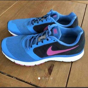Nike vomero Athletic shoe like new .