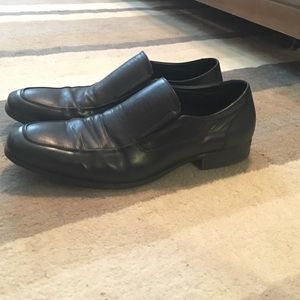 Men's Size 9 Kenneth Cole Reaction dress shoe.