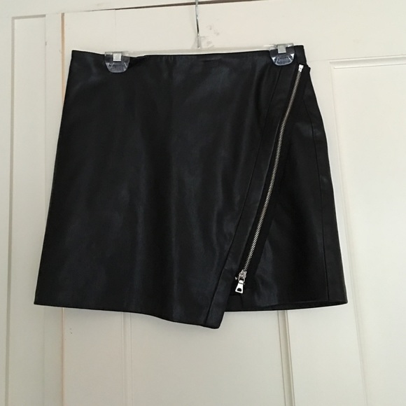 👌🏼weekend sale only. Zara leather skirt