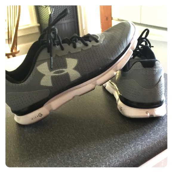 Boys/mens UA tennis shoes 8.5