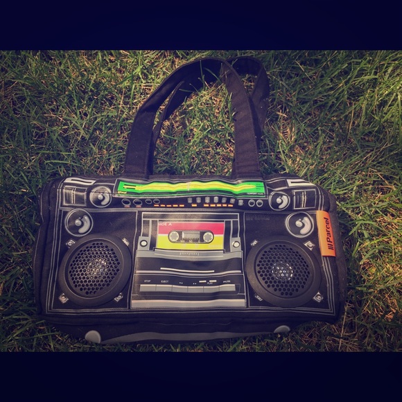 Speaker purse, plays music with 3.5mm aux hookup