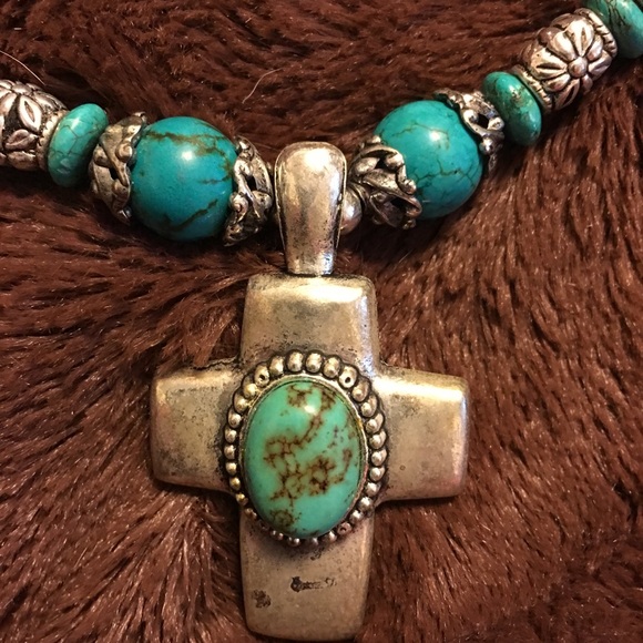 Gorgeous turquoise Western style necklace.