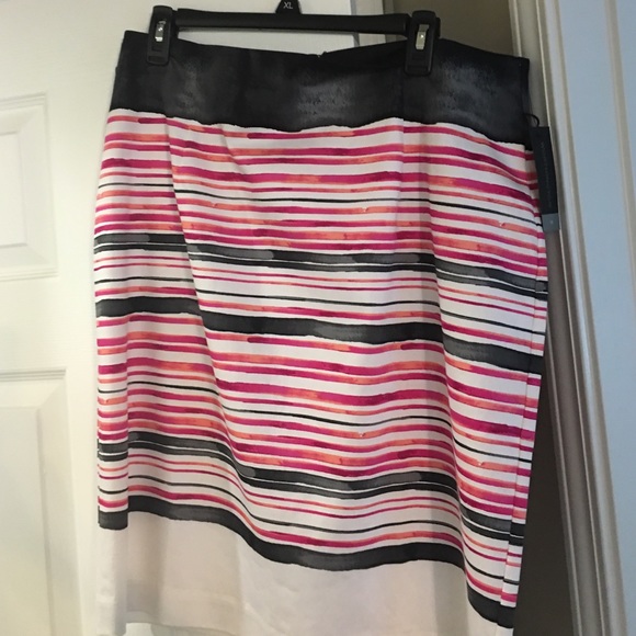 NWT cute pink coral boarder zip up skirt.  Size 18