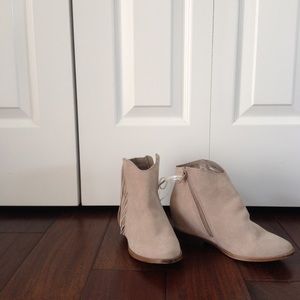 Suede beige booties with fringe detail