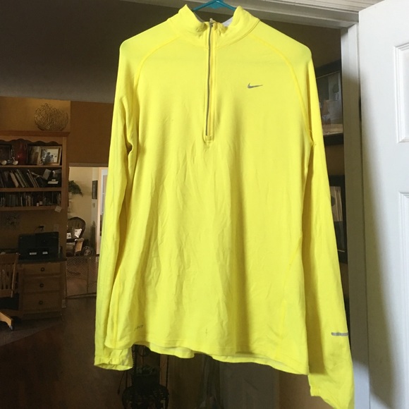 Nikedri fit couple of stains front very small - Picture 1 of 1