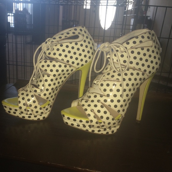 Truedare by Madonna size 7