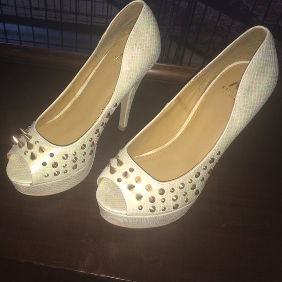 Madison by shoe dazzle size 7