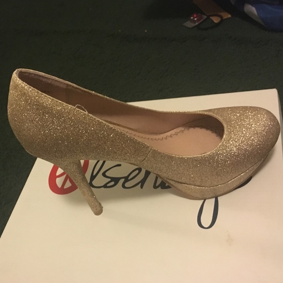 Pumps - Picture 2 of 3