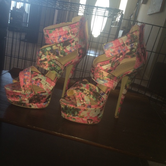 Shoe dazzle size 7 floral heel