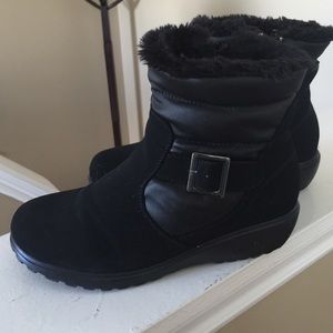 Black snow boots
