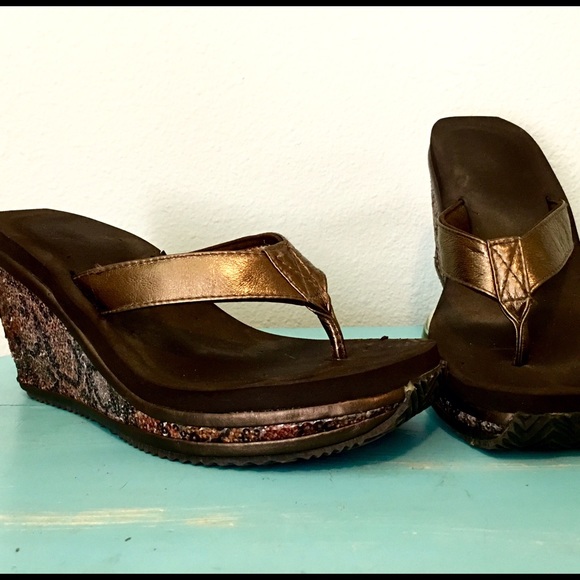 Very Volitile Flip Flops - Picture 2 of 4