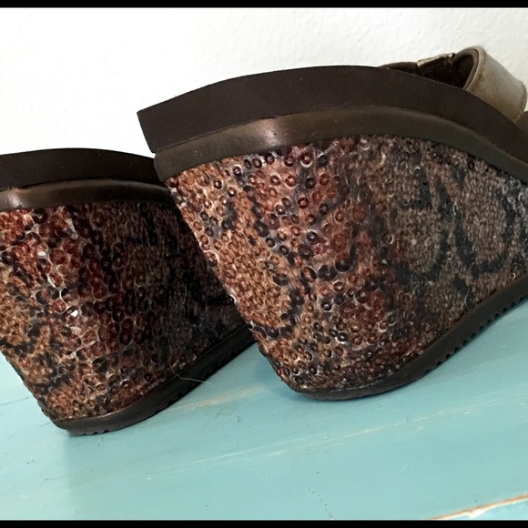 Very Volitile Flip Flops - Picture 3 of 4