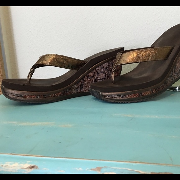 Very Volitile Flip Flops - Picture 4 of 4