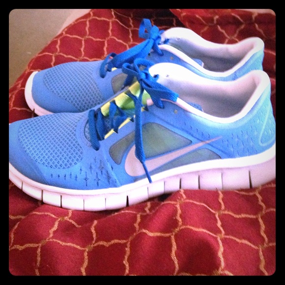 SIZE 7Y BLUE, GREEN, AND WHITE NIKE RUNNING SHOES!
