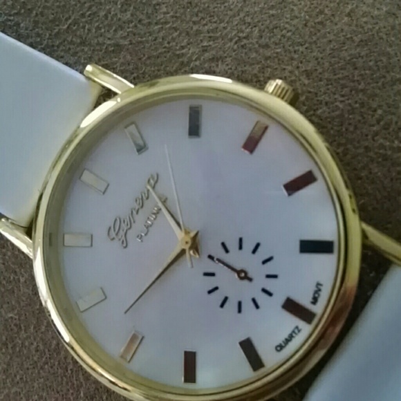 GENEVA WOMENS OVERSIZE WATCH - Picture 2 of 3