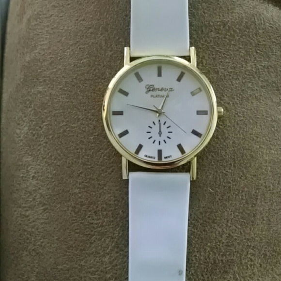 GENEVA WOMENS OVERSIZE WATCH - Picture 3 of 3