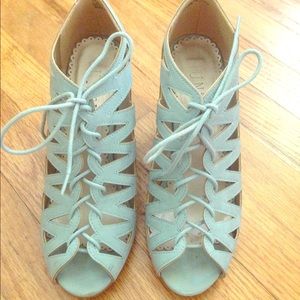 Lace-up light blue wedges