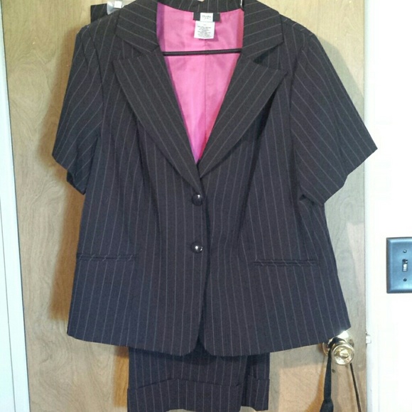 ~Gorgeous black pink pinstripe suit. Studio 1940