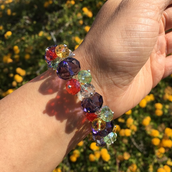 Beaded Glass Bracelet with acrylic flower. - Picture 2 of 2