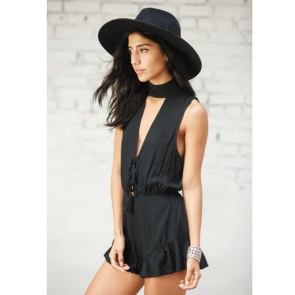 Mock Neck Cut Out Romper - Picture 3 of 4