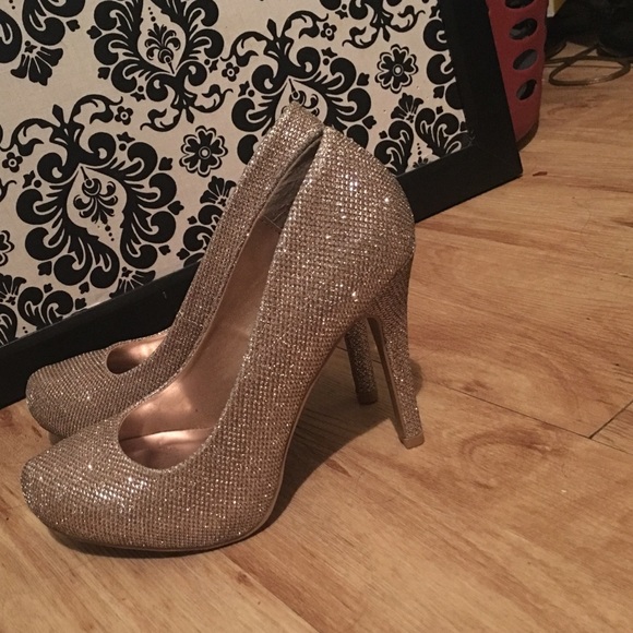 Heels !! Size 6 !! Worn around house only !!