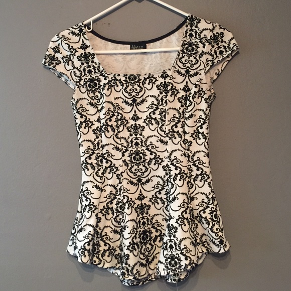 🔴LAST MARKDOWN🔴Black and White Flounce Top
