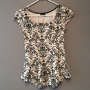 🔴LAST MARKDOWN🔴Black and White Flounce Top