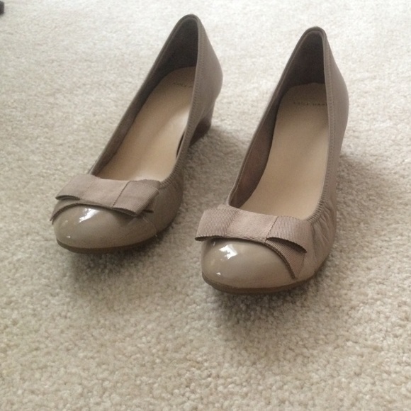 Wedge, closed toe shoe