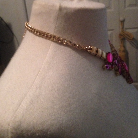 Standout Fuchsia stoned necklace. - Picture 2 of 4