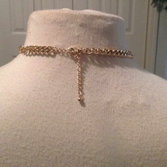 Standout Fuchsia stoned necklace. - Picture 3 of 4