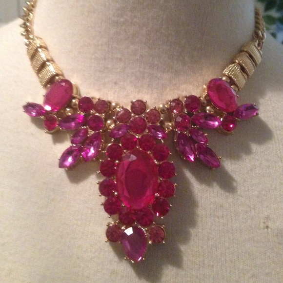 Standout Fuchsia stoned necklace. - Picture 4 of 4