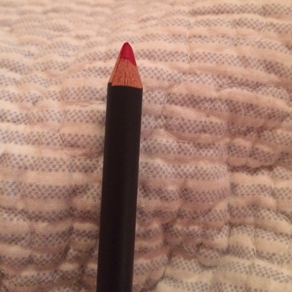 MAC RUBY WOO MATTE FINISH! - Picture 2 of 3