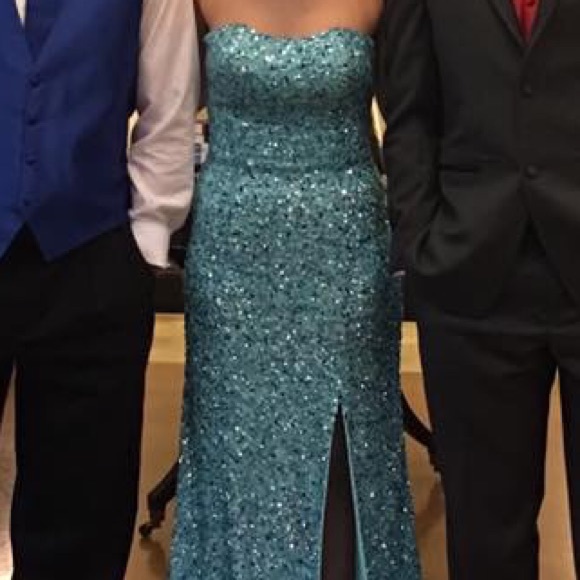 Formal dress - Picture 1 of 3