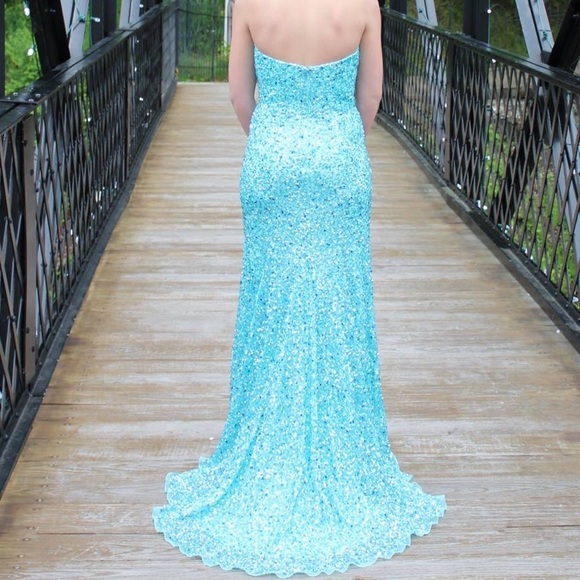 Formal dress - Picture 2 of 3