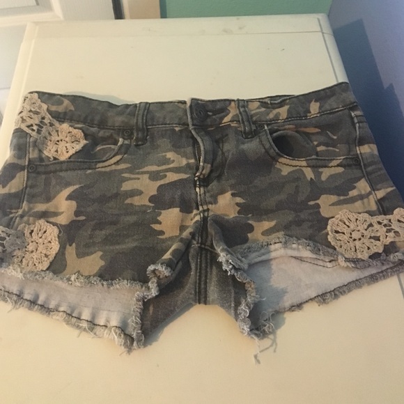 Camo lace shorts
