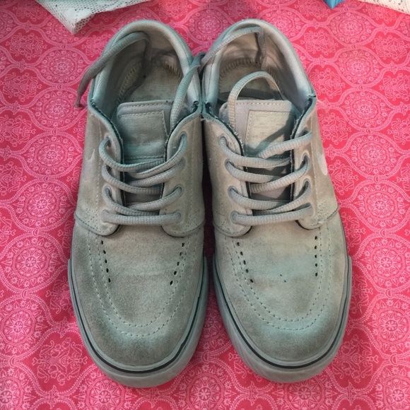 Gray  Nike janoski's