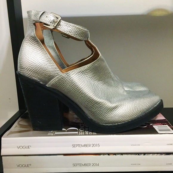 Deena & Ozzy Silver Scale Ankle Boots - SIZE 8