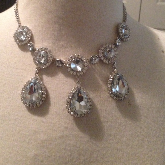 Shimmering chandelier necklace - Picture 3 of 4