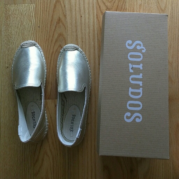 SPRING SALE! Metallic Gold Soludos Size 6 - Picture 1 of 3