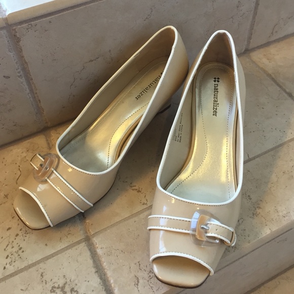 Beige Naturalizer Wedge Pumps sz. 8M