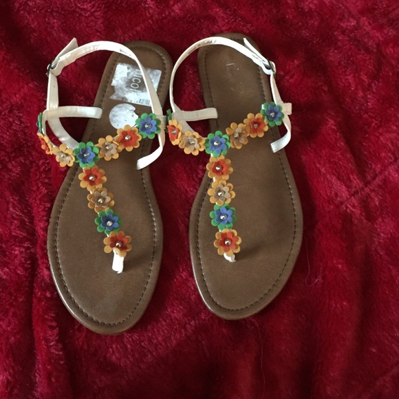 Cute Flowered Sandals - Picture 2 of 4