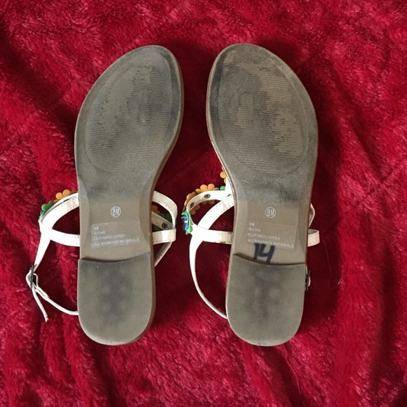 Cute Flowered Sandals - Picture 3 of 4