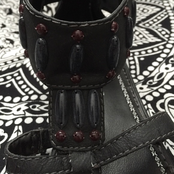 Black and Brown Indian-esque Zip-up Sandals - Picture 4 of 4