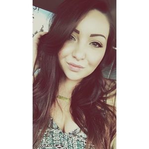 Meet your Posher, Larissa