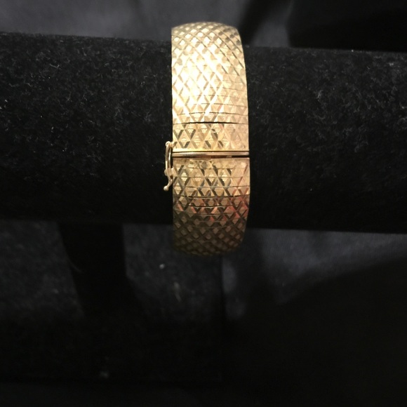 Gold toned diamond cut bracelet [JW-74] - Picture 2 of 3