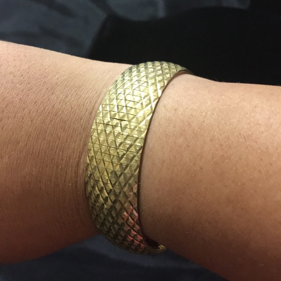 Gold toned diamond cut bracelet [JW-74] - Picture 3 of 3